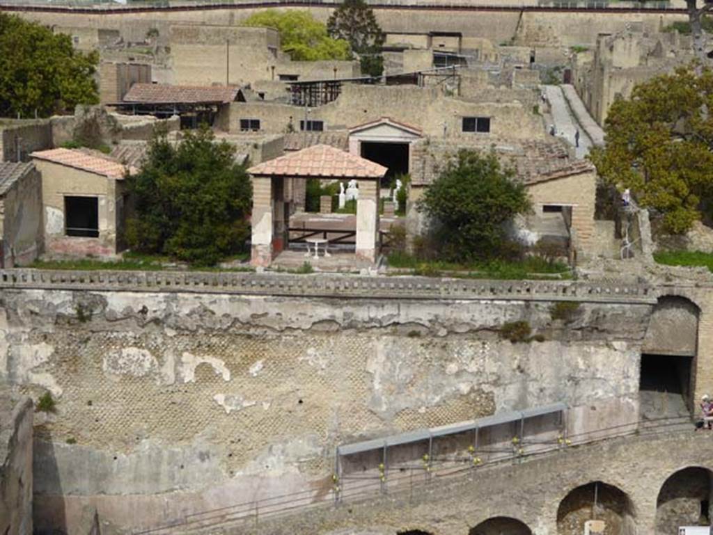 IV.21 Herculaneum, April 2016. Looking north from access roadway to terrace and house. In the upper right of the photo is Cardo V., which at its southern end would have led down to the beachfront. On the right is the southern end of the ramp from Cardo V. Photo courtesy of Michael Binns.